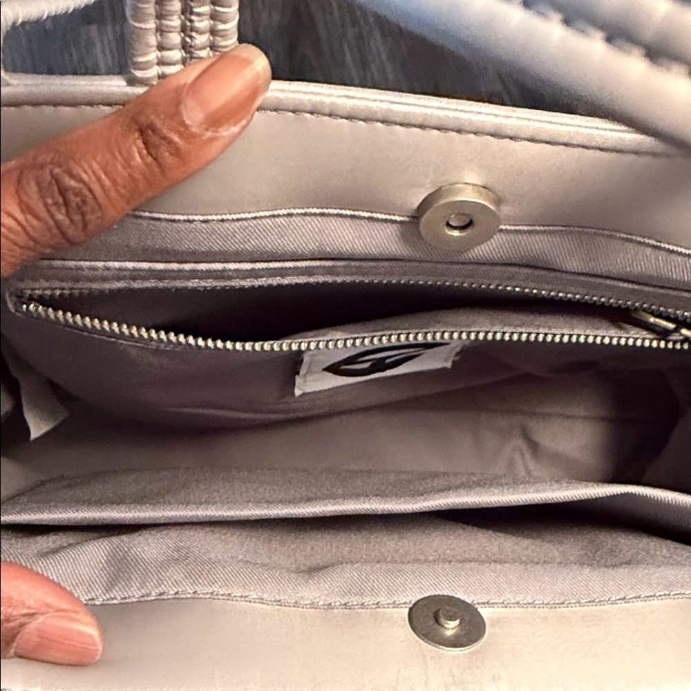 Elegant Cream Tote Bag - Picture 3 of 8